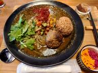 まんまる手ごねハンバーグと「おねんね玄米®️（酵素玄米）」添え和出汁のSPICE NOODLE