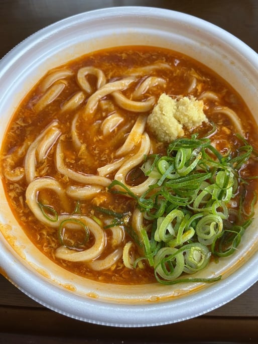 トマたまカレーうどん ガツンと旨い。ガツンと辛い。