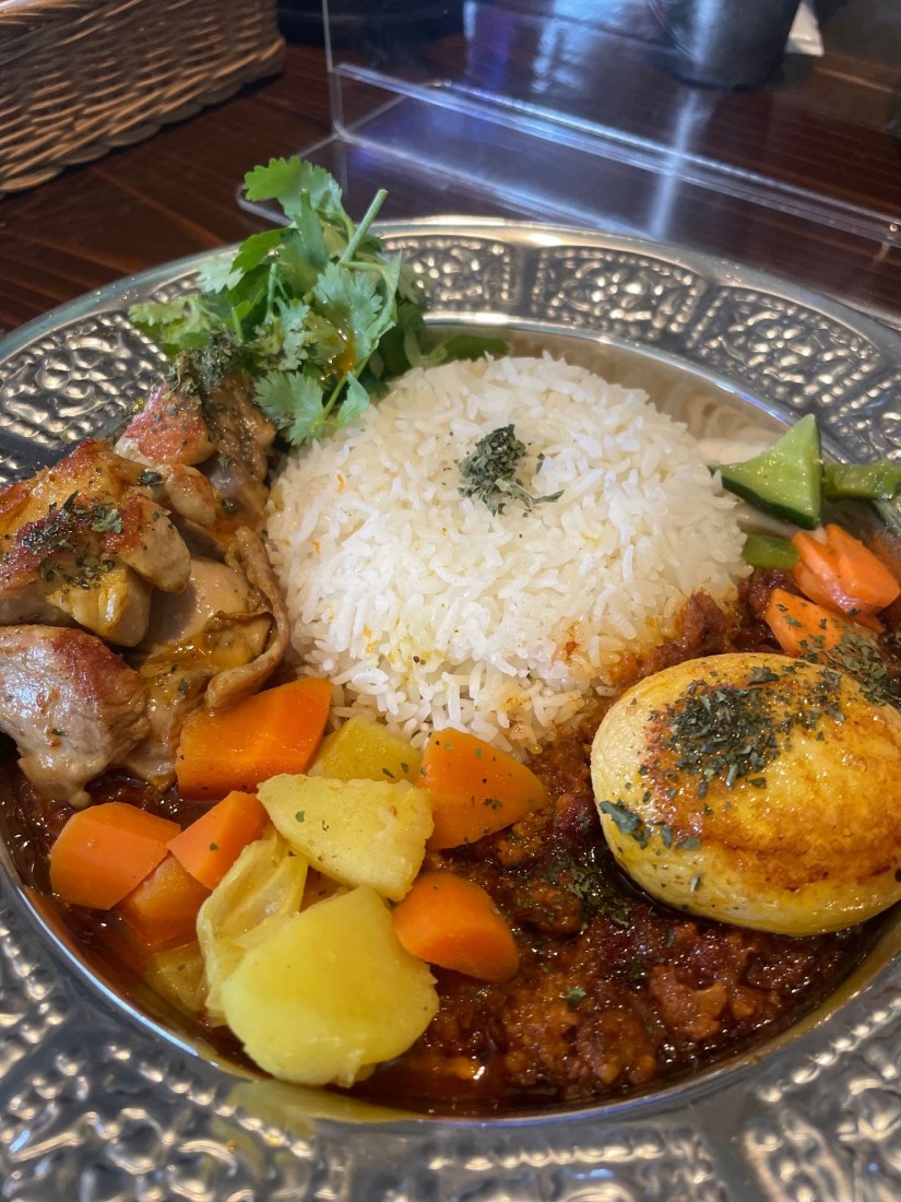 チキンカレー+キーマカレー(あいがけ)+半熟フライドエッグ ちょいアゲ