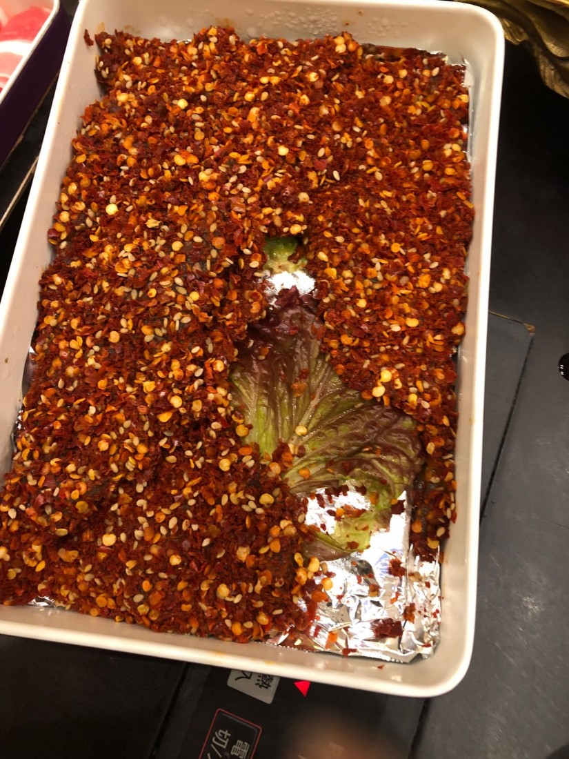 唐辛子がまぶしてある牛肉