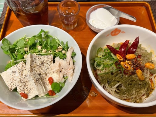 ハーフ麺サラダセット 麻辣汁なし担々麺  辛さもっともっと 青花椒