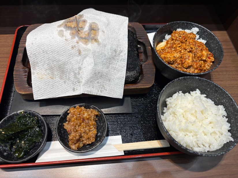 ハンバーグ 火曜は激辛麻婆豆腐
