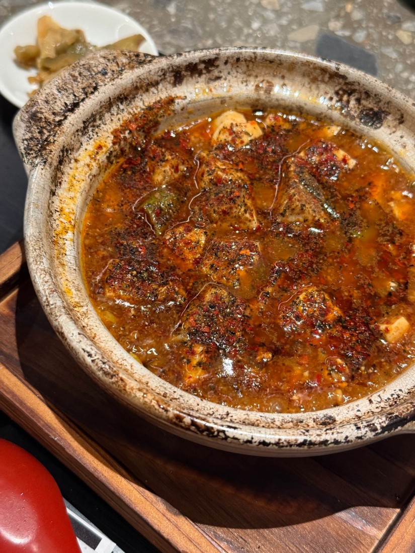 麻婆豆腐 黒 1.53KM - ファイヤーホール4000 虎ノ門店:東京都 | 辛メーター