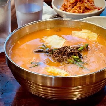 オルクンカルグクス辛口（手打ち麺 Spicy Knife Noodles Soup） 