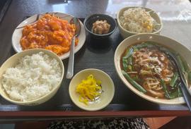 タマゴエビチリと台湾ラーメンのランチ 台湾ラーメン激辛