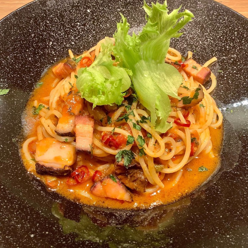 北海道産タコと「農家ベーコン」のピリ辛トマトソース