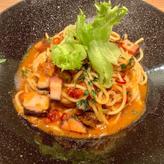 北海道産タコと「農家ベーコン」のピリ辛トマトソース