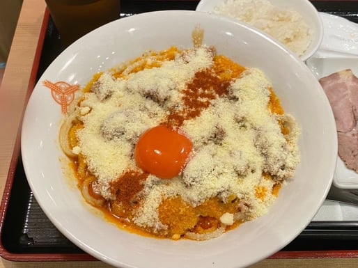 白い灼熱禁断のチーズ油そば