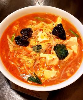 黒の酸辣湯麺