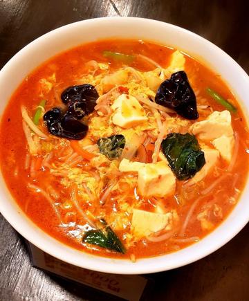 黒の酸辣湯麺