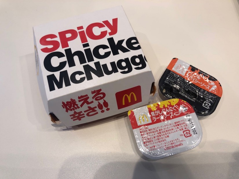 スパイシーチキンナゲット 焦がしにんにくラー油ソース、トリプルスパイシーソース