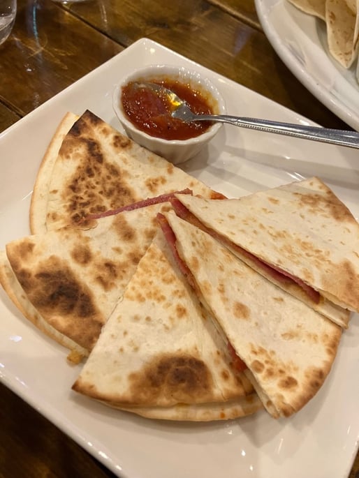 ハムとチーズのケサデイーヤ ピリ辛