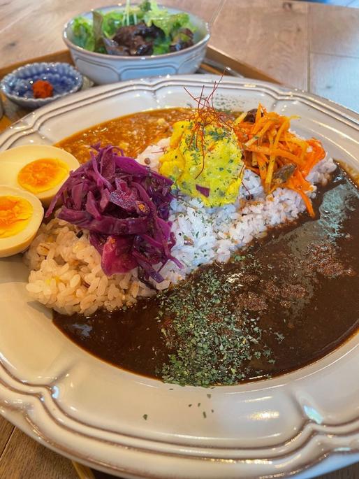 黒カレー&ここかカレーのあいがけカレープレート