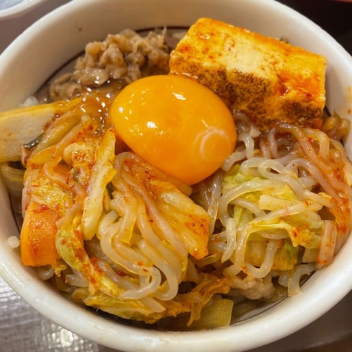 月見旨辛すきやき牛丼