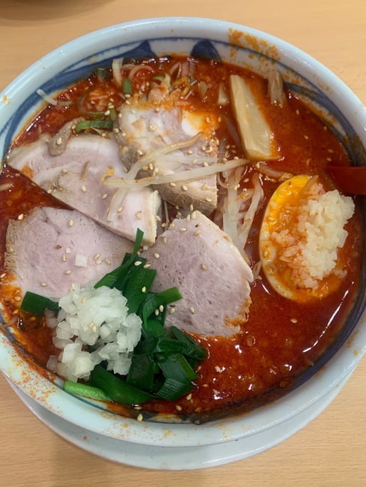 ダイナマイト辛・辛メン こってり味噌、太麺、ニンニクトッピング 激辛