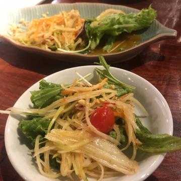 奄美大島の農家直送の青パパイヤで作ったソムタム 1.5辛