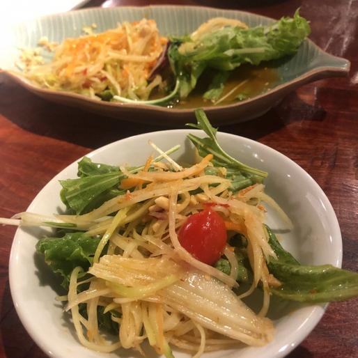 奄美大島の農家直送の青パパイヤで作ったソムタム 1.5辛