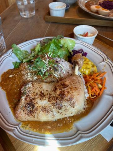 骨付きチキンコンフィの自家製惣菜のカレープレート 中辛