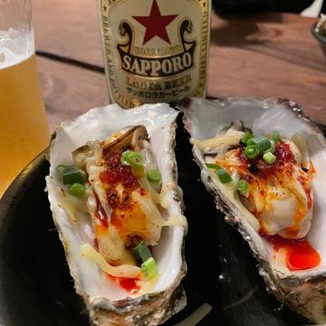 呉市の殻付牡蠣にチーズと自家製辣油をお好みで美味しくどうぞ