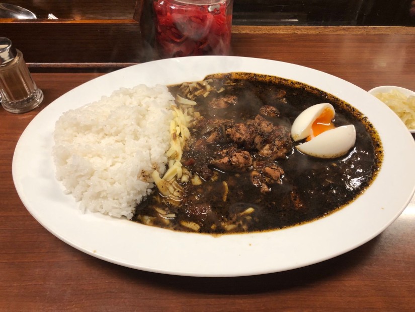 黒カレー   (トッピング:チーズ・半熟卵) 極激辛(7辛)
