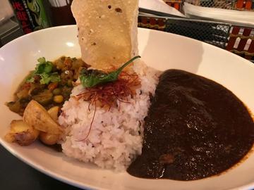 ダブルカレー（激辛黒カレーラム×レンズ豆と野菜）