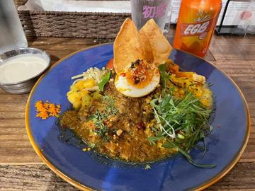あいがけ3種盛り（初恋チキン出汁カレー・スパイシーラムキーマ・豚ひき肉としらすのWキーマ）