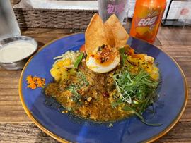 あいがけ3種盛り(初恋チキン出汁カレー・スパイシーラムキーマ・豚ひき肉としらすのWキーマ)