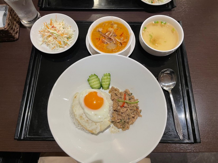 チキンガパオ・マッサマンカレー