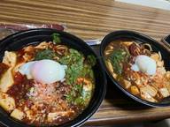 左薬膳麻婆麺＆右鶏ガラ麻婆麺  左2辛＆右1辛 