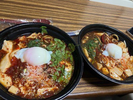 左薬膳麻婆麺＆右鶏ガラ麻婆麺  左2辛＆右1辛 