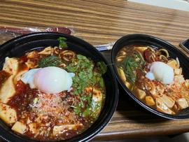 左薬膳麻婆麺&右鶏ガラ麻婆麺 左2辛&右1辛