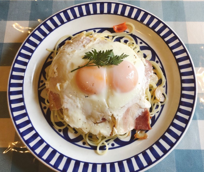 ベーコンエッグとハバネロのスーパーペペロンチーノ