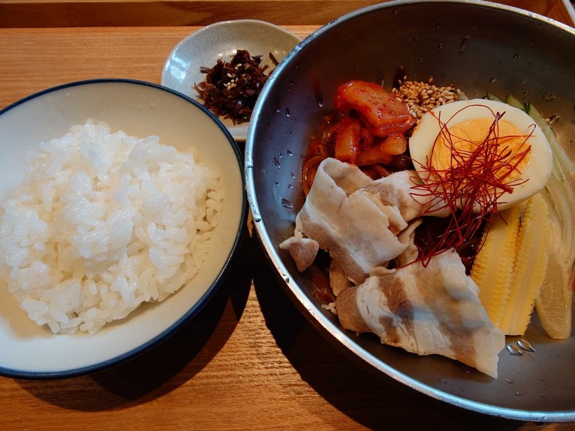 ピリ辛ビビン麺