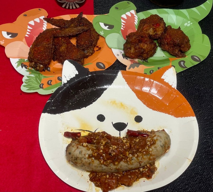 レッドロッチキン激辛唐揚げと激辛手羽先パリパリ揚げとサルシッチャの辛いほう デスソース