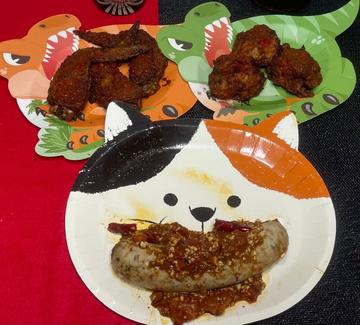 レッドロッチキン激辛唐揚げと激辛手羽先パリパリ揚げとサルシッチャの辛いほう デスソース