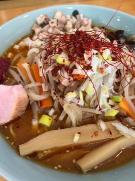 鷹の爪 テーブルにある唐辛子マシマシ