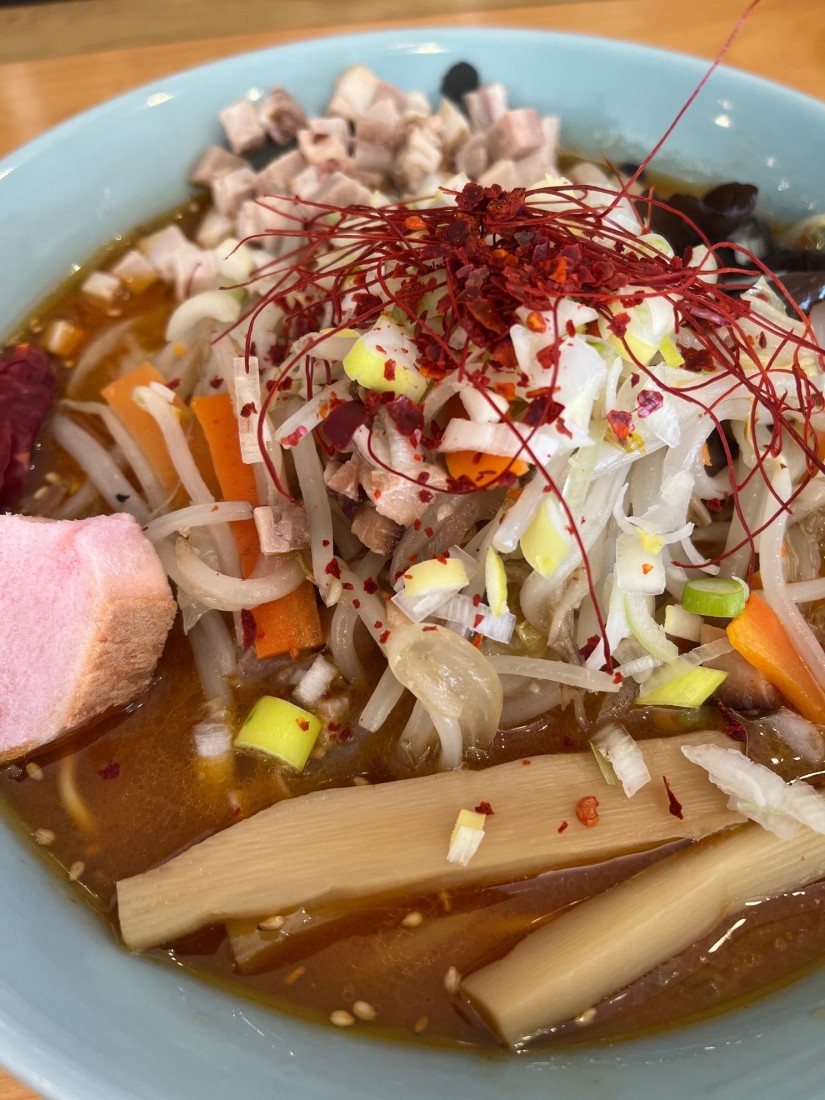 鷹の爪 テーブルにある唐辛子マシマシ