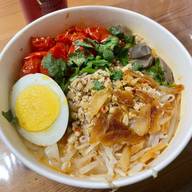 国産鶏ひき肉のタイ風チリソース和えのトムヤムヌードル(ココナッツ風味)