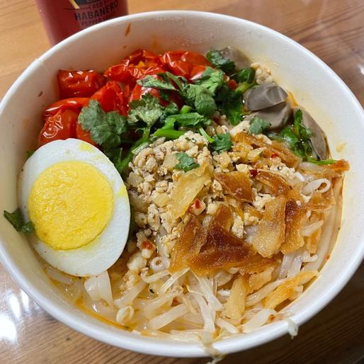 国産鶏ひき肉のタイ風チリソース和えのトムヤムヌードル(ココナッツ風味)