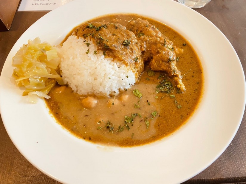 チキンコルマカレーとヒヨコ豆のカレーあいがけ