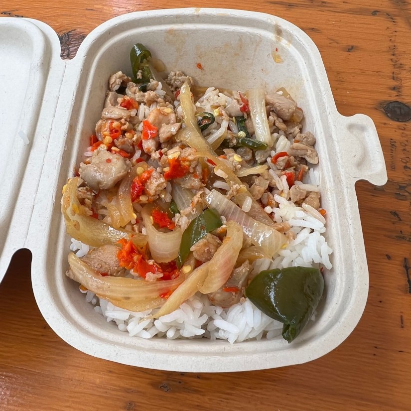 ガパオガイラートカーオ(鶏ひき肉のガパオライス)