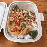 ガパオガイラートカーオ(鶏ひき肉のガパオライス)