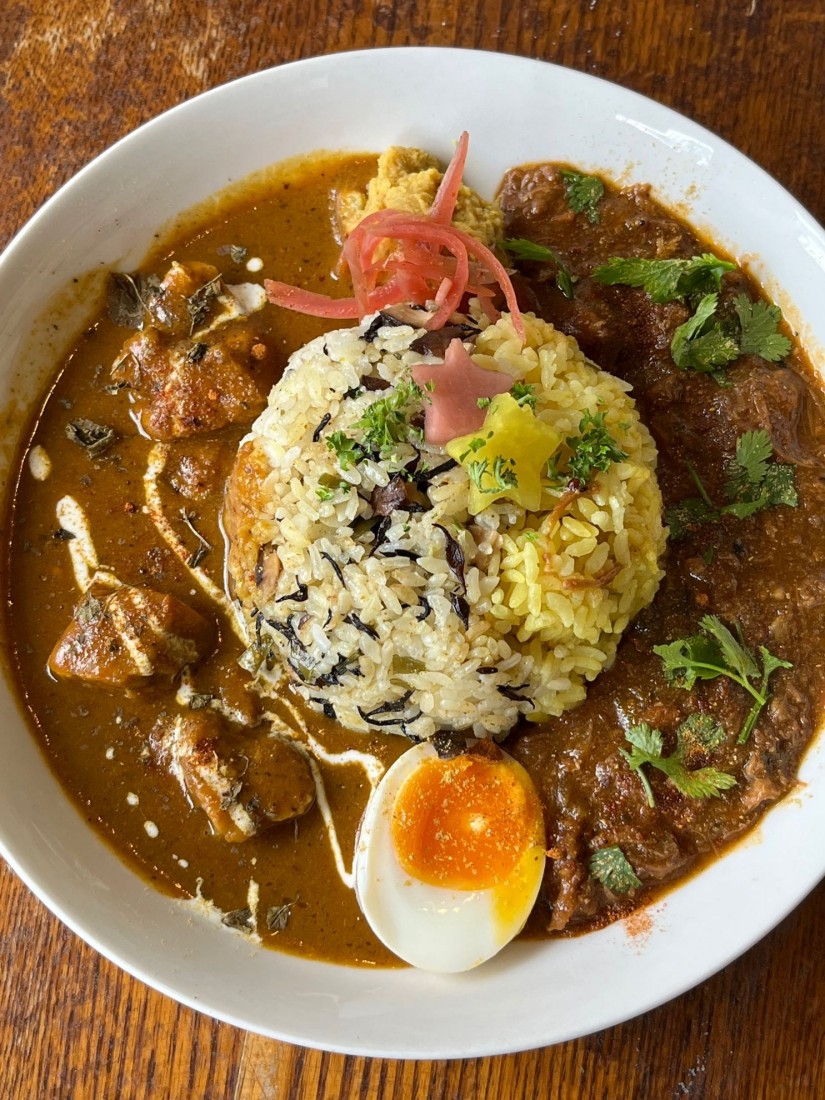 チキンティッカマサラと日替わりカレーのあいがけ