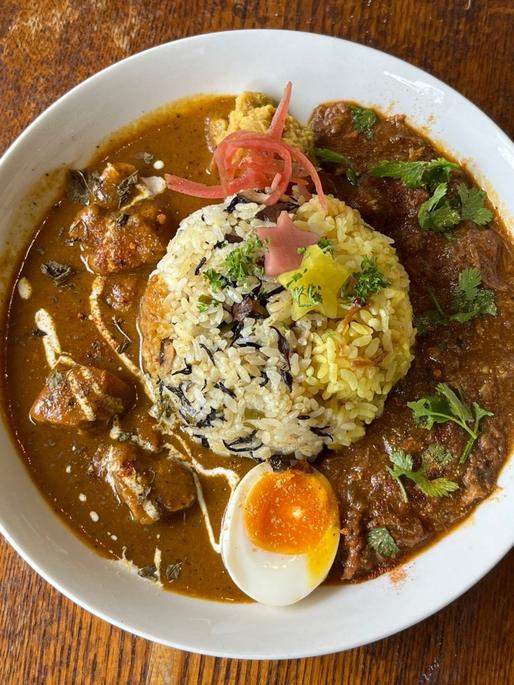 チキンティッカマサラと日替わりカレーのあいがけ