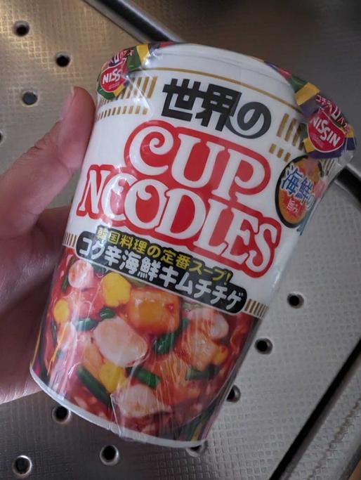 世界のCUPNOODLES韓国料理の定番スープ！コク辛海鮮キムチチゲ