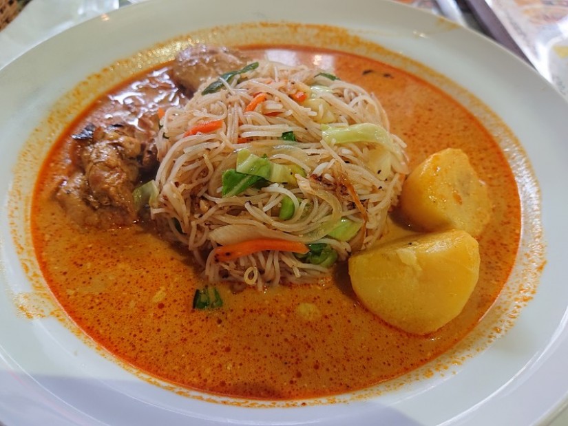 スリランカヌードルカリー 辛口(★5つ中3つ)