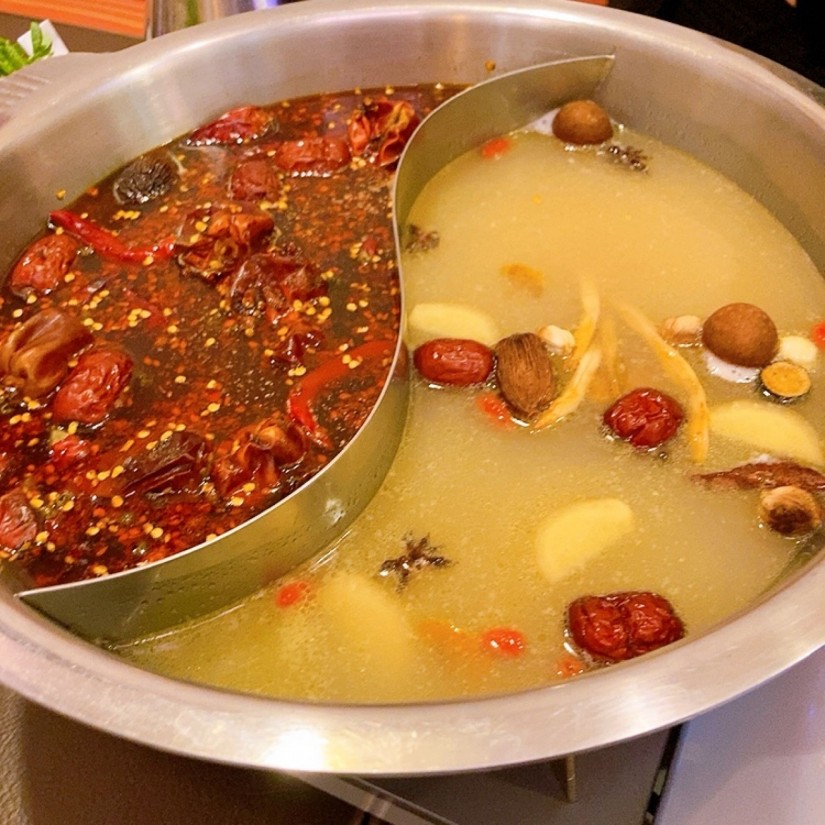 アクビの2色火鍋 4辛(激辛)