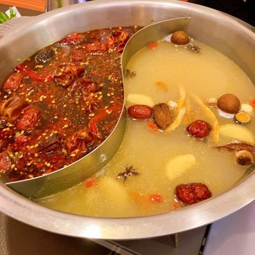 アクビの2色火鍋 4辛（激辛）