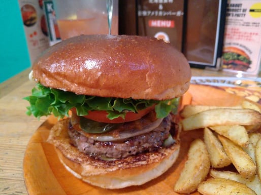 サルサバーガー ハラペーニョ、自家製ピクルストッピング