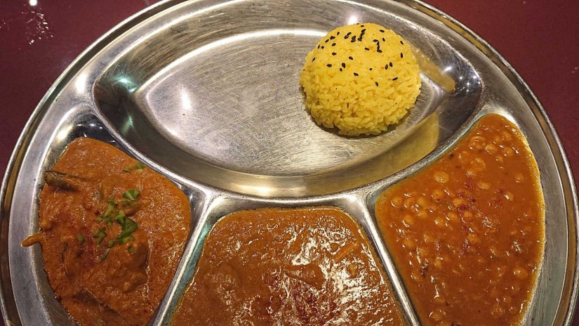ターリーセットA(3種類のカレー・ナン・ライス) インド辛